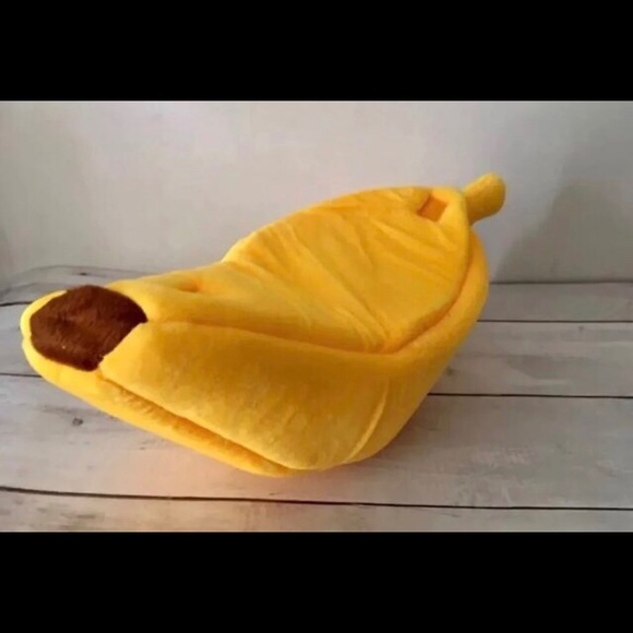 Banana Pet Bed 🍌 - Picture 1 of 6